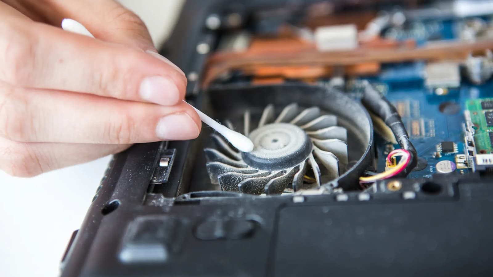 Comment nettoyer le ventilateur de son PC Portable ?